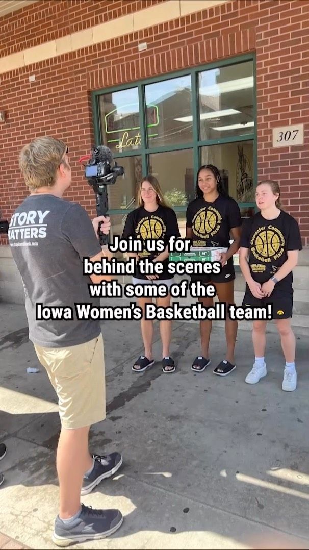 Had so much fun handing out @papajohns with @katemartin03 , @hannahstuelke , and @mollydavis14 in the lowa City Ped Mall! Full commercial coming soon.#womansbasketball #iowabasketball #iowacity #papajohns #pizza #katemartin #hannahstuelke #mollydavis